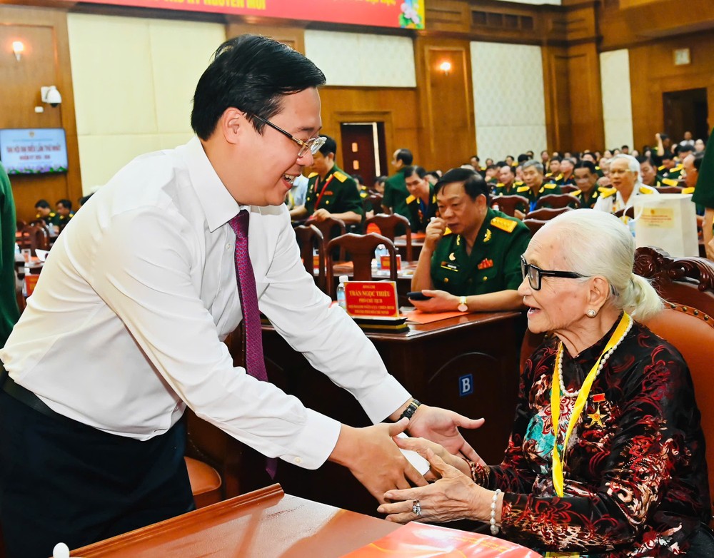 胡志明市市委常务副书记黎国峰慰问越南英雄母亲。图：越勇