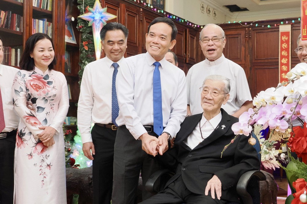 胡志明市市委书记陈留光前往胡志明市总教区牧灵中心慰问并祝贺范明敏枢机。图：黄雄