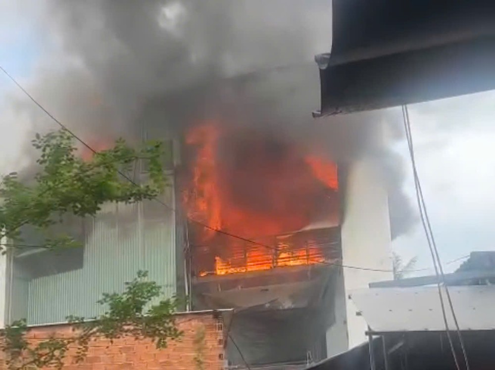 岘港市何氏亲街一间民宅发生火灾。