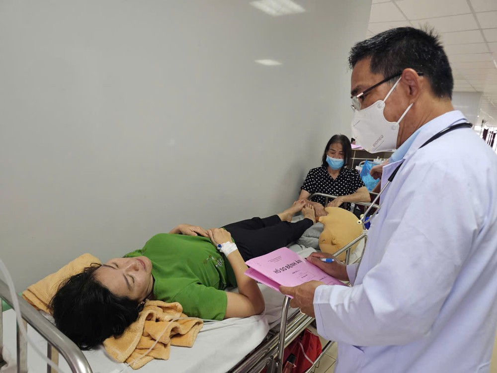 一名出现食物中毒症状的患者正在医院接受治疗。