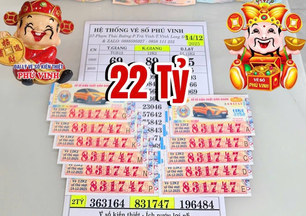 富荣彩票商为一位赢得220亿元头奖的男顾客兑奖。图：富荣彩票代理商