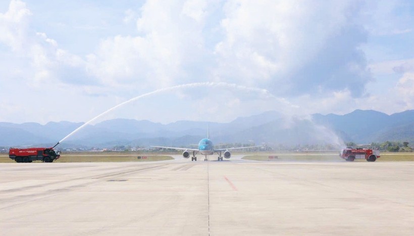 胡志明市至奠边省航线开通仪式。图：越通社