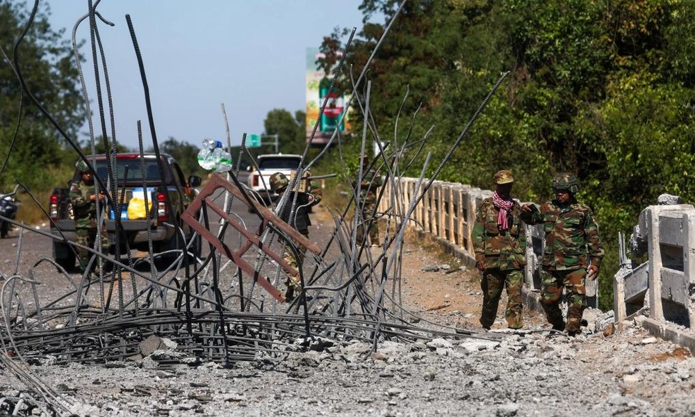 12月20日，在柬埔寨奥多棉吉省，士兵正在检查一座在泰国空袭中受损的桥梁。（图片：法新社）