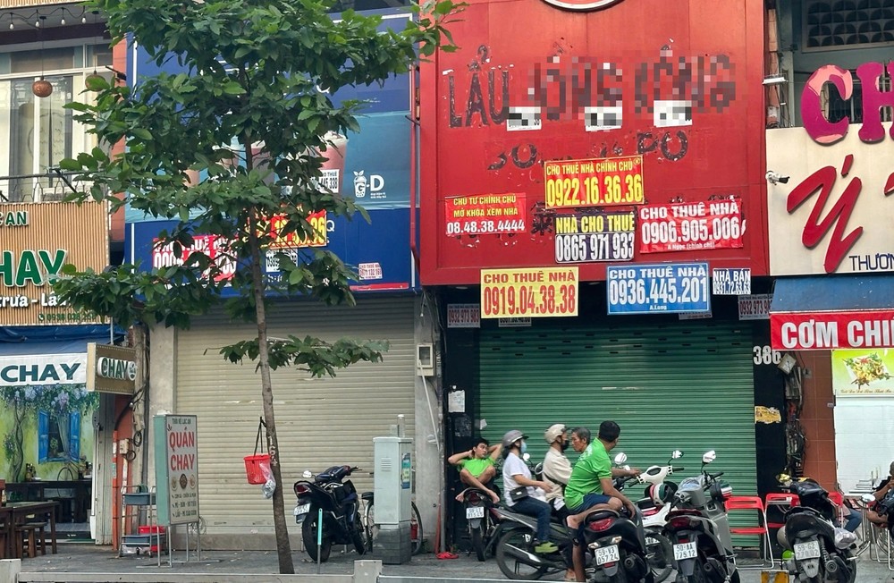 街道两旁紧邻的店铺纷纷挂起“房屋出租”的告示。