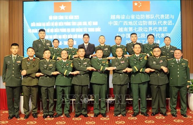 越南谅山省边防部队代表团与中国广西边防部队代表团举行会谈。图：光伟