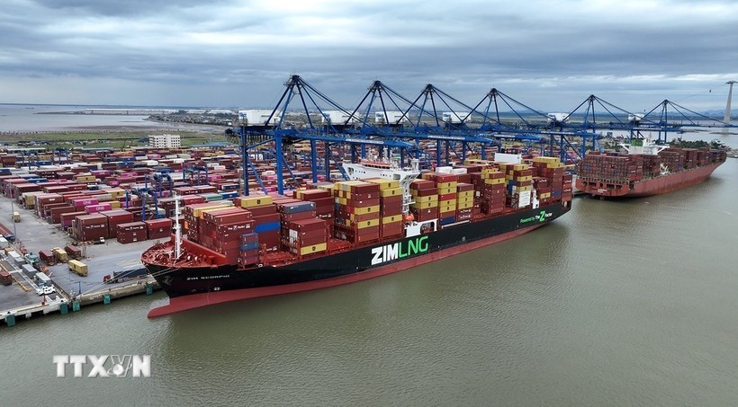 在越南港口停泊的集装箱船。图：越通社