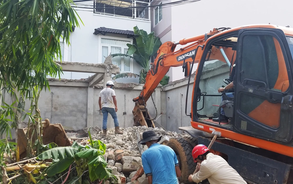 Cơ quan chức năng TP Đà Lạt tháo dỡ công trình sai phép do ông Lê Hoàng liên kết xây dựng.