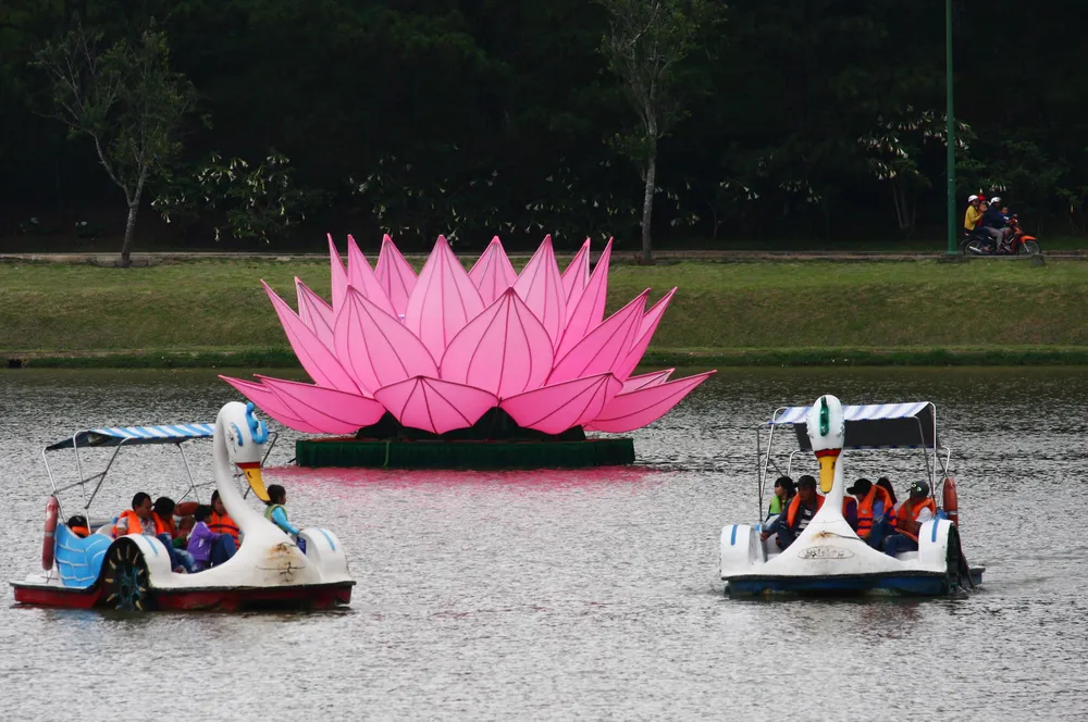 Đà Lạt: Dựng 7 đài sen khổng lồ trên hồ Xuân Hương ảnh 3