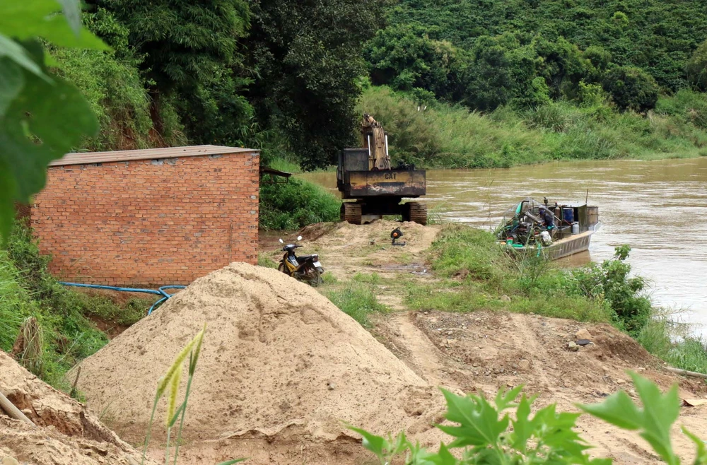 Một bãi tập kết cát trái phép trên địa bàn tỉnh Lâm Đồng. Ảnh: ĐOÀN KIÊN