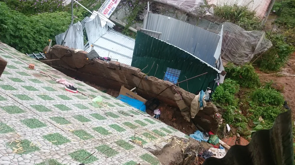 Sạt lở gây sập nhà ở Đà Lạt, cụ ông 81 tuổi bị thương ảnh 1