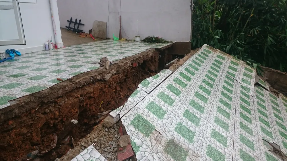 Sạt lở gây sập nhà ở Đà Lạt, cụ ông 81 tuổi bị thương ảnh 2