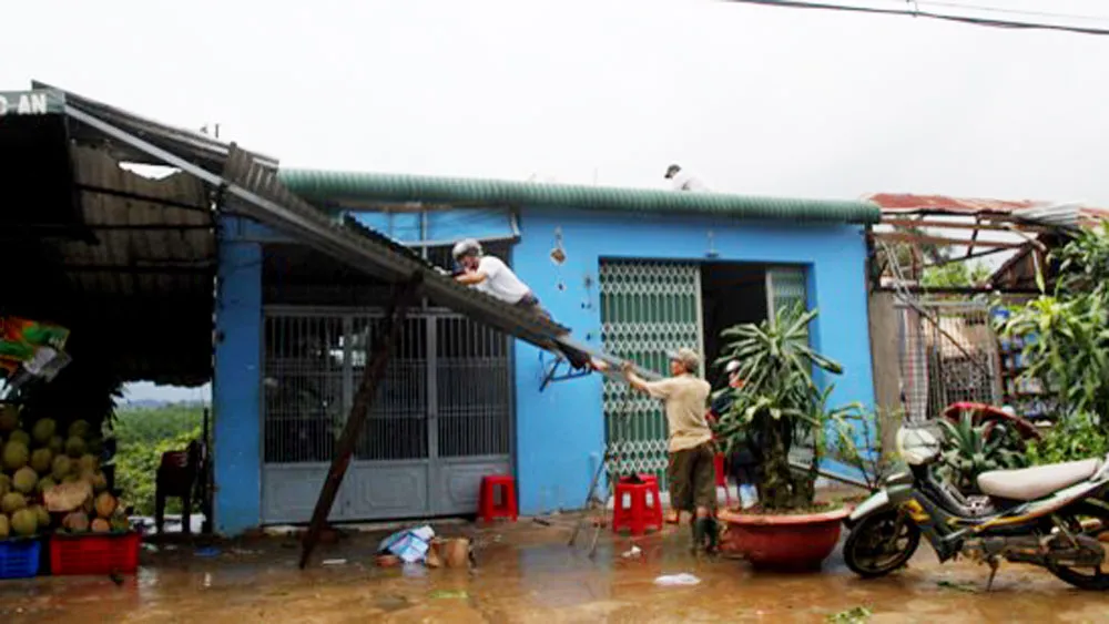 Mưa đá kèm lốc xoáy thổi bay hơn 40 mái nhà ảnh 1 Mưa đá kèm lốc xoáy thổi bay hơn 40 mái nhà ảnh 1