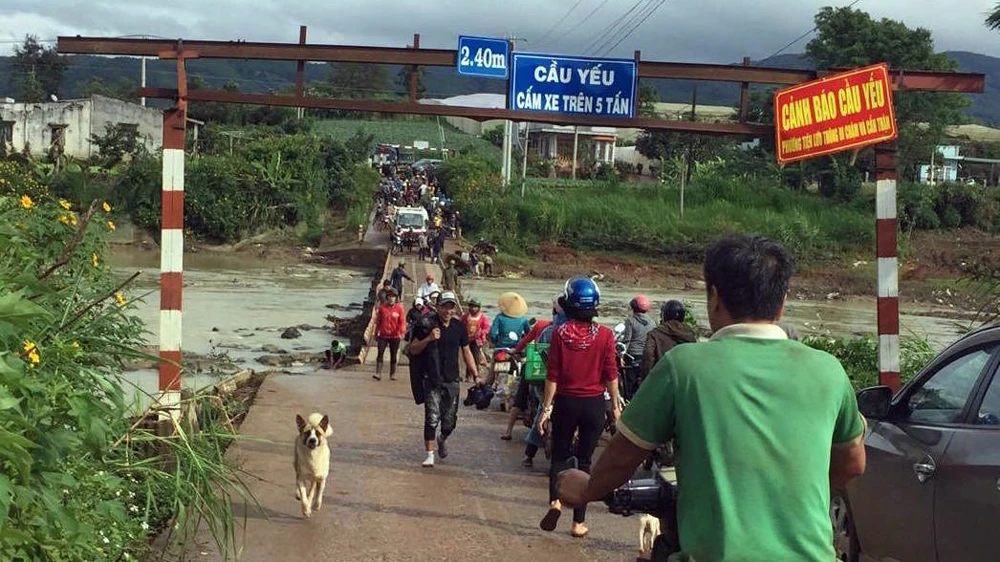 Vụ tai nạn khiến giao thông qua cầu bị gián đoạn