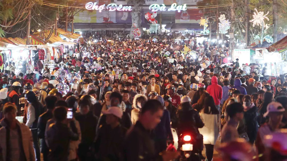Du khách đổ về dự lễ hội hoa, nhiều dịch vụ tại Đà Lạt quá tải ảnh 9