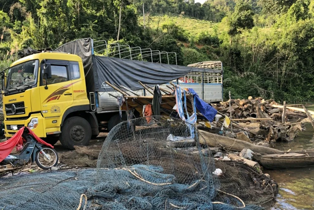 Xe cẩu ngang nhiên vào hồ thủy điện vận chuyển gỗ lậu ảnh 1