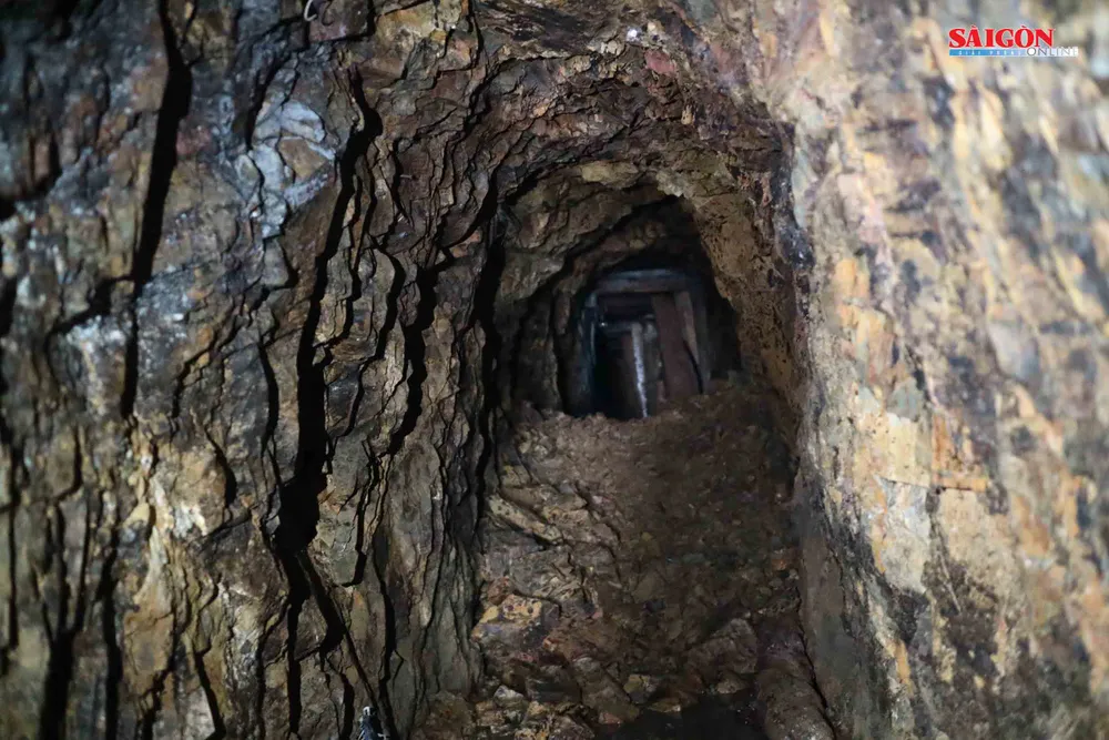 VIDEO: Dùng 200kg thuốc nổ đánh sập địa đạo thiếc trái phép ảnh 4