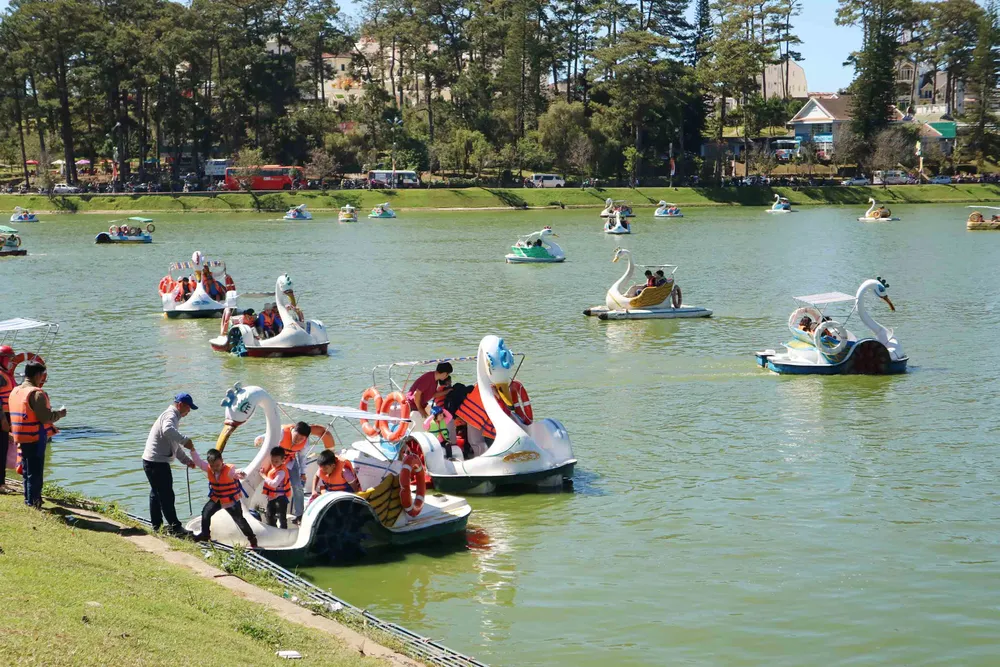 VIDEO: Dòng người không ngừng đổ về Đà Lạt du Xuân ảnh 1