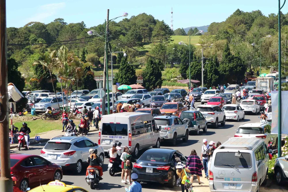 VIDEO: Dòng người không ngừng đổ về Đà Lạt du Xuân ảnh 8