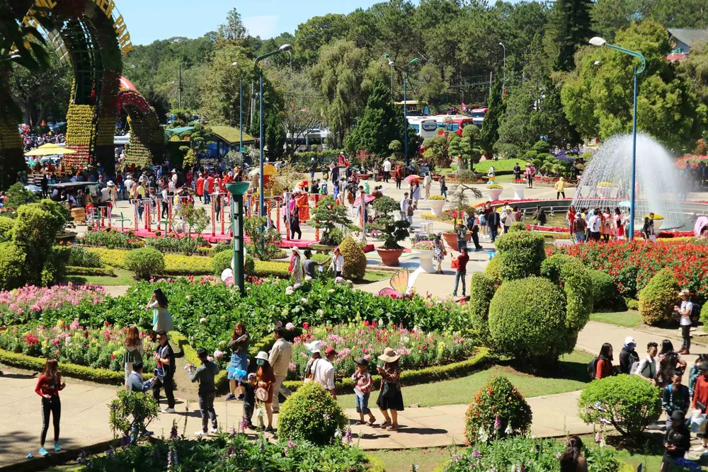 VIDEO: Dòng người không ngừng đổ về Đà Lạt du Xuân ảnh 2