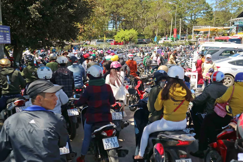 VIDEO: Dòng người không ngừng đổ về Đà Lạt du Xuân ảnh 12