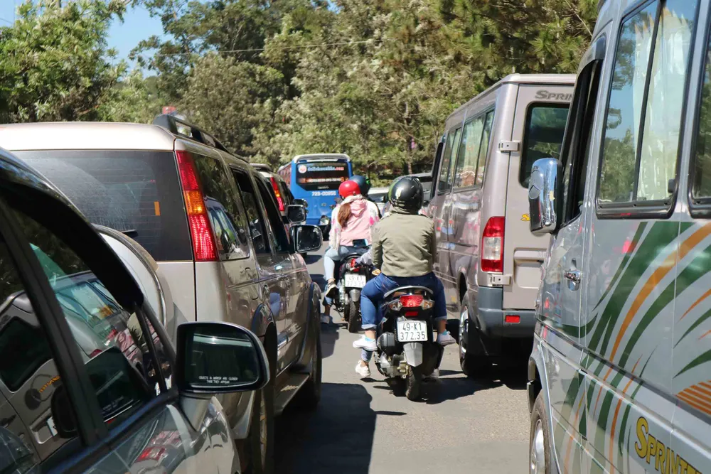 VIDEO: Dòng người không ngừng đổ về Đà Lạt du Xuân ảnh 10