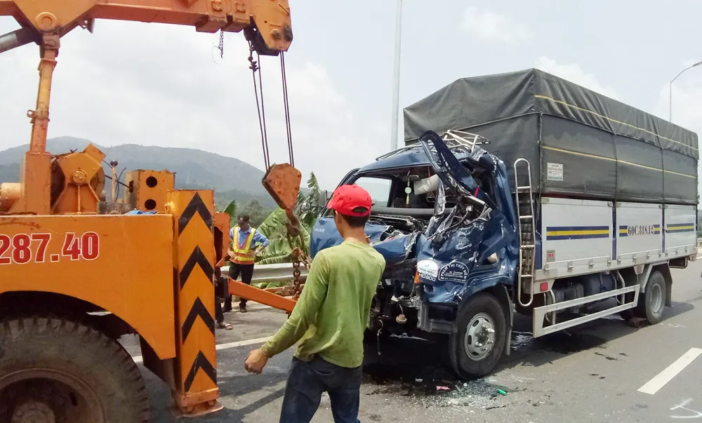 Phần trước của xe tải bị biến dạng