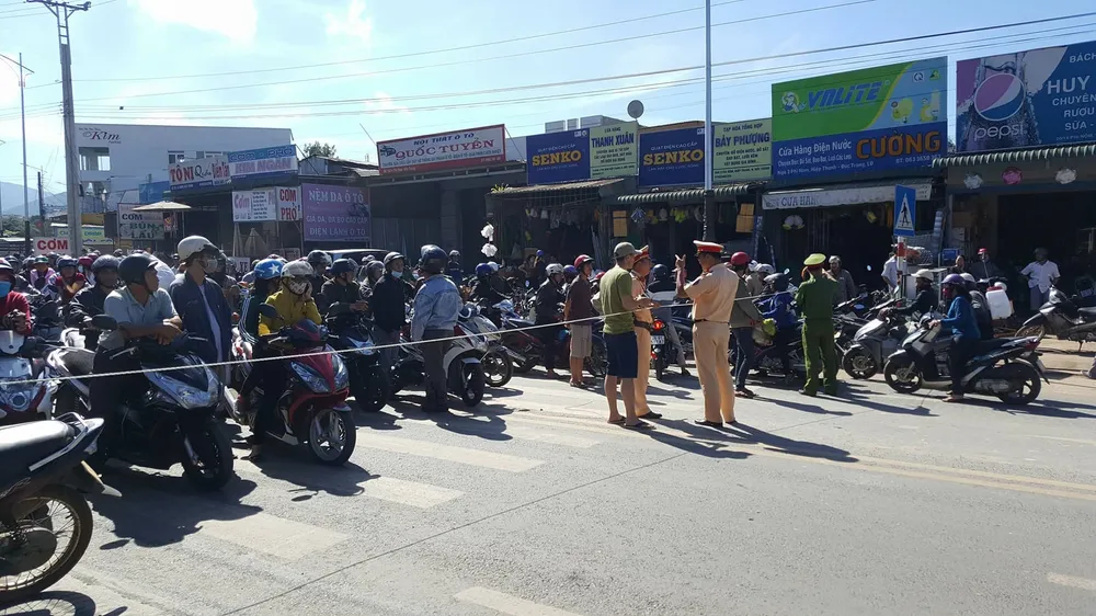 Tai nạn thảm khốc trên QL 20, ít nhất 5 người tử vong tại chỗ ảnh 11 Tai nạn thảm khốc trên QL 20, ít nhất 5 người tử vong tại chỗ ảnh 11