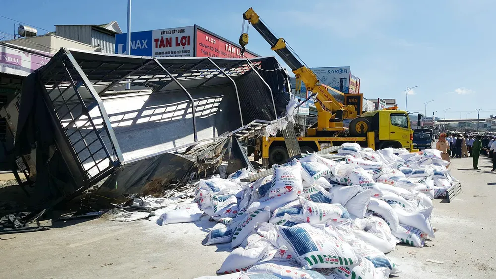 Tai nạn thảm khốc trên QL 20, ít nhất 5 người tử vong tại chỗ ảnh 2 Tai nạn thảm khốc trên QL 20, ít nhất 5 người tử vong tại chỗ ảnh 2