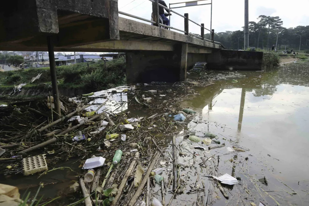 Rác thải bủa vây hồ Than Thở - Đà Lạt ảnh 10
