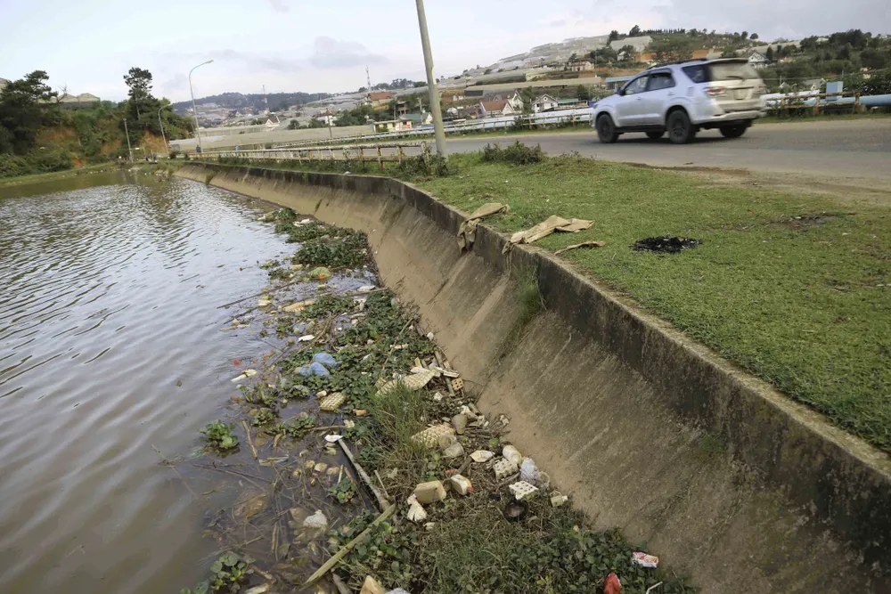 Rác thải bủa vây hồ Than Thở - Đà Lạt ảnh 7
