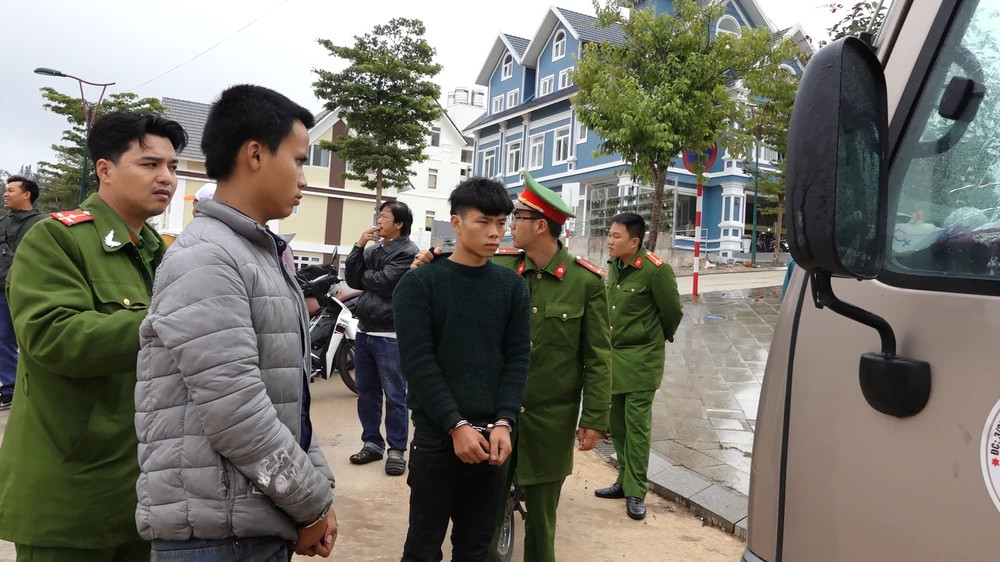 Bắt 2 đối tượng đập kính ô tô, trộm đồ của du khách ở Đà Lạt ảnh 1 Bắt 2 đối tượng đập kính ô tô, trộm đồ của du khách ở Đà Lạt ảnh 1