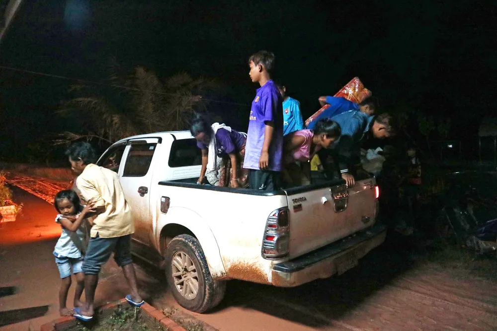 Gian nan đường tiếp tế vào khu vực bị vỡ đập thủy điện ở Lào ảnh 17 Gian nan đường tiếp tế vào khu vực bị vỡ đập thủy điện ở Lào ảnh 17