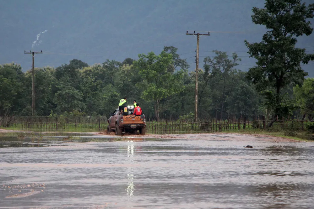 Gian nan đường tiếp tế vào khu vực bị vỡ đập thủy điện ở Lào ảnh 9 Gian nan đường tiếp tế vào khu vực bị vỡ đập thủy điện ở Lào ảnh 9