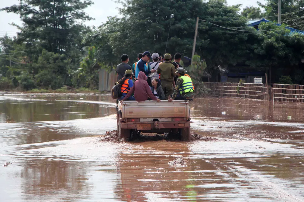 Gian nan đường tiếp tế vào khu vực bị vỡ đập thủy điện ở Lào ảnh 10 Gian nan đường tiếp tế vào khu vực bị vỡ đập thủy điện ở Lào ảnh 10