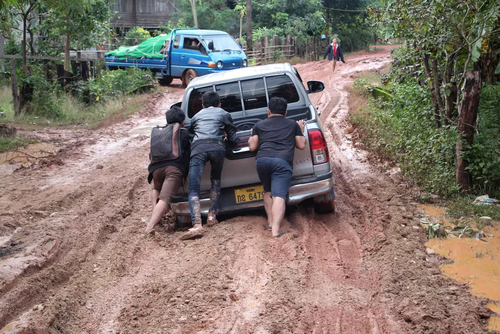 Gian nan đường tiếp tế vào khu vực bị vỡ đập thủy điện ở Lào ảnh 14 Gian nan đường tiếp tế vào khu vực bị vỡ đập thủy điện ở Lào ảnh 14