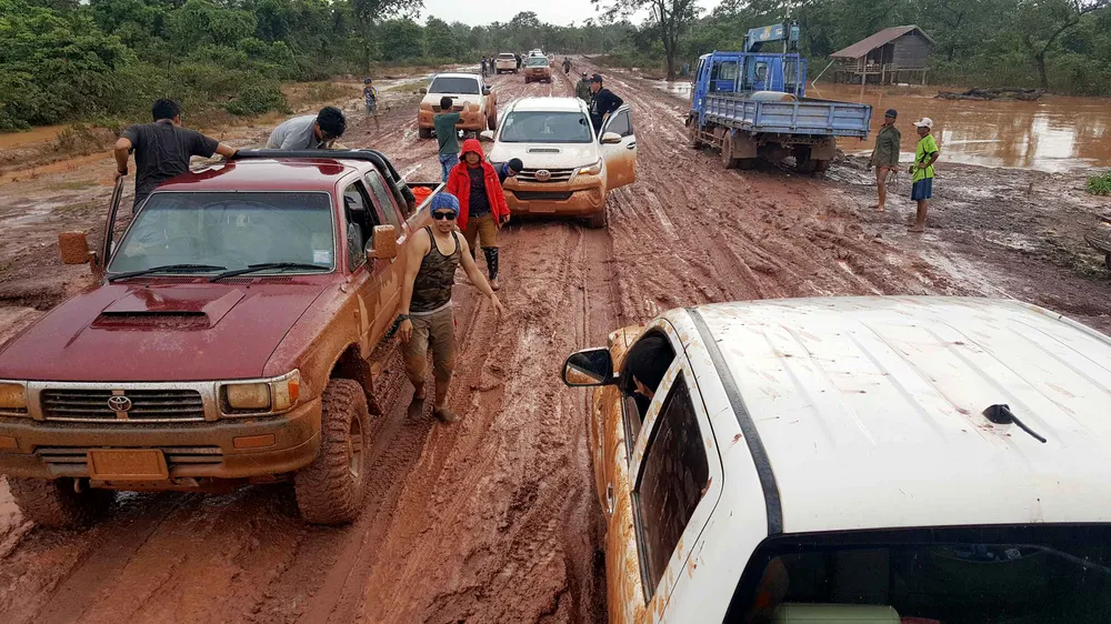 Gian nan đường tiếp tế vào khu vực bị vỡ đập thủy điện ở Lào ảnh 13 Gian nan đường tiếp tế vào khu vực bị vỡ đập thủy điện ở Lào ảnh 13