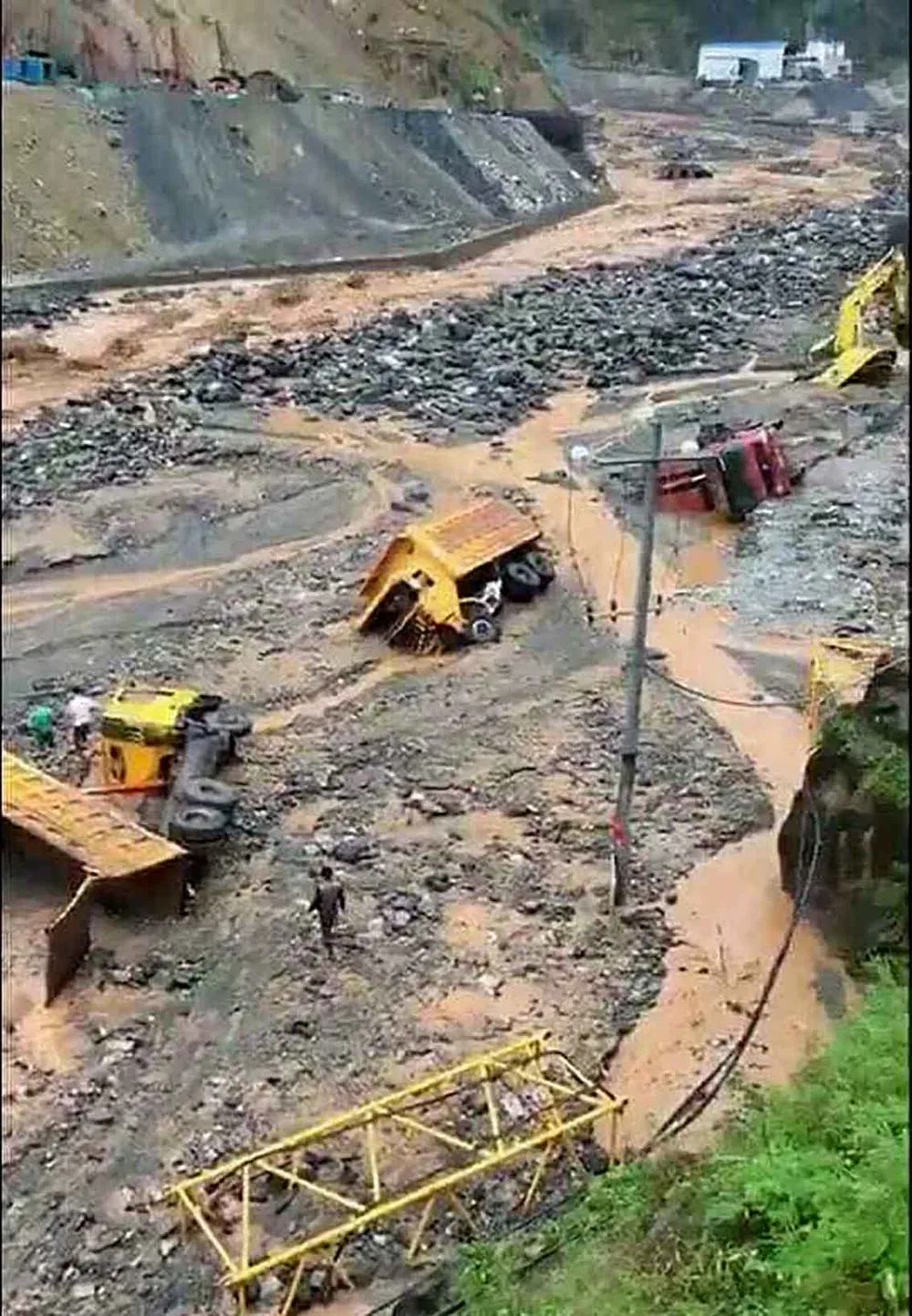 Sau 6 ngày, hiện trường nơi vỡ đập thủy điện ở Lào vẫn ngổn ngang ảnh 1 Sau 6 ngày, hiện trường nơi vỡ đập thủy điện ở Lào vẫn ngổn ngang ảnh 1