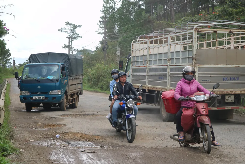 Khắc phục tạm thời tình trạng xuống cấp đường cửa ngõ Đà Lạt ảnh 4