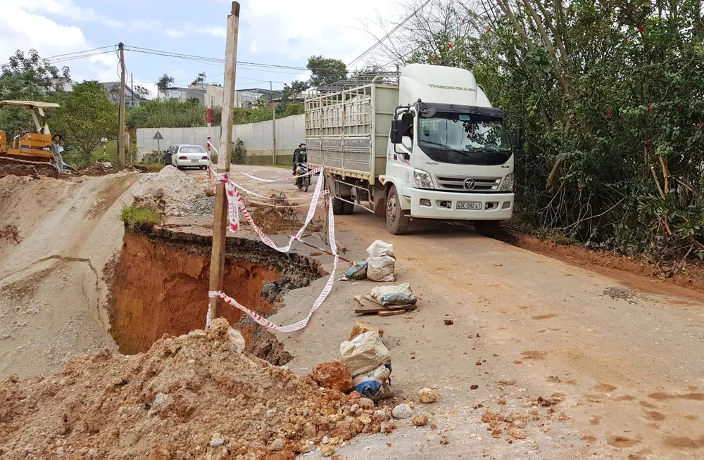 Sạt lở nghiêm trọng tuyến đường đi Suối Vàng - Đà Lạt ảnh 4 Sạt lở nghiêm trọng tuyến đường đi Suối Vàng - Đà Lạt ảnh 4