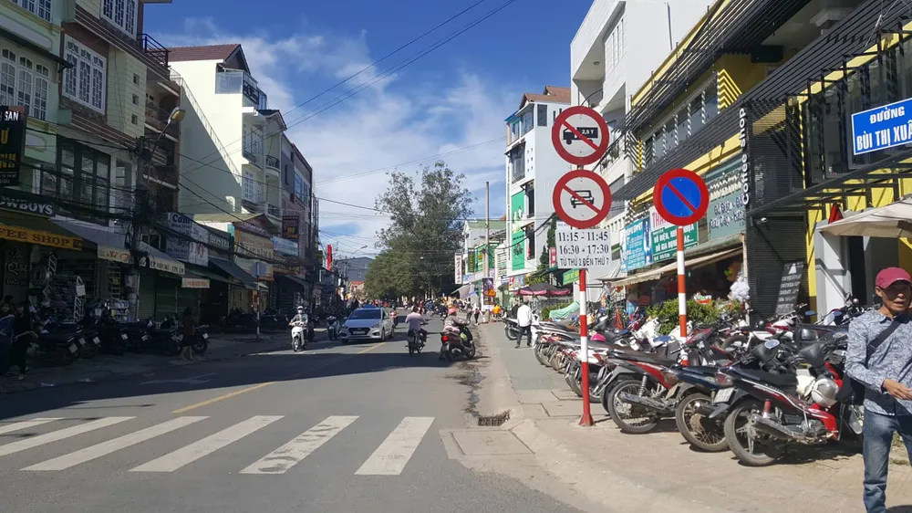 Chạy ô tô vào đường cấm, tài xế còn ủi công an giữa phố ảnh 3