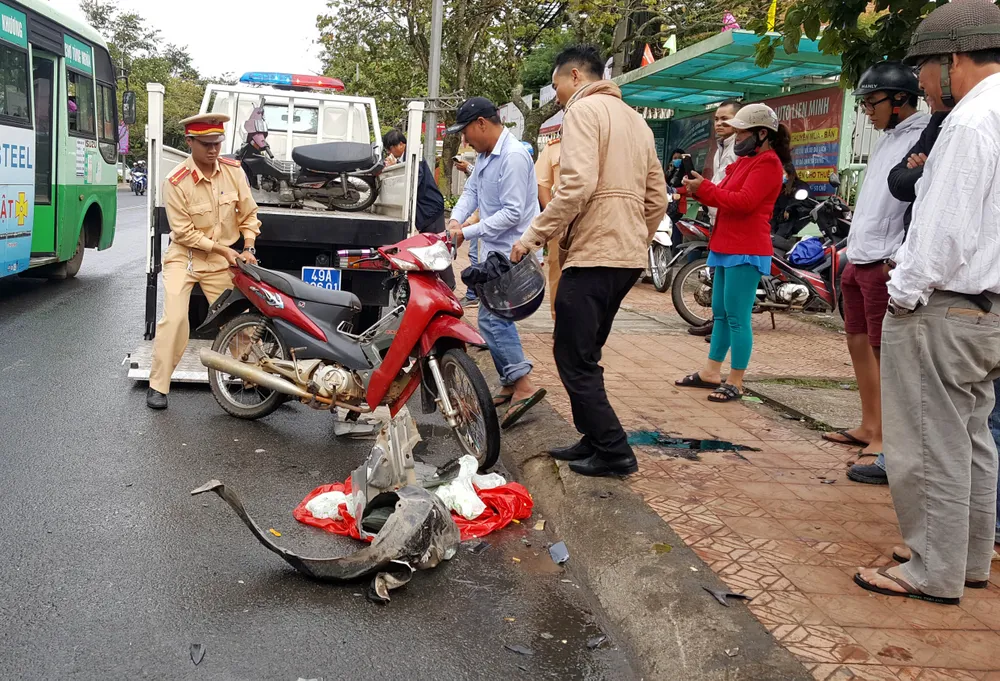 Xe ô tô mất lái ủi nhiều xe máy trên phố khiến 4 người bị thương ảnh 2 Xe ô tô mất lái ủi nhiều xe máy trên phố khiến 4 người bị thương ảnh 2