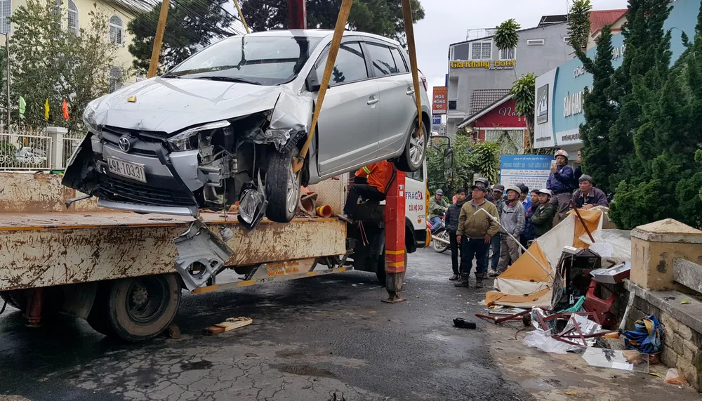 Xe ô tô mất lái ủi nhiều xe máy trên phố khiến 4 người bị thương ảnh 4 Xe ô tô mất lái ủi nhiều xe máy trên phố khiến 4 người bị thương ảnh 4
