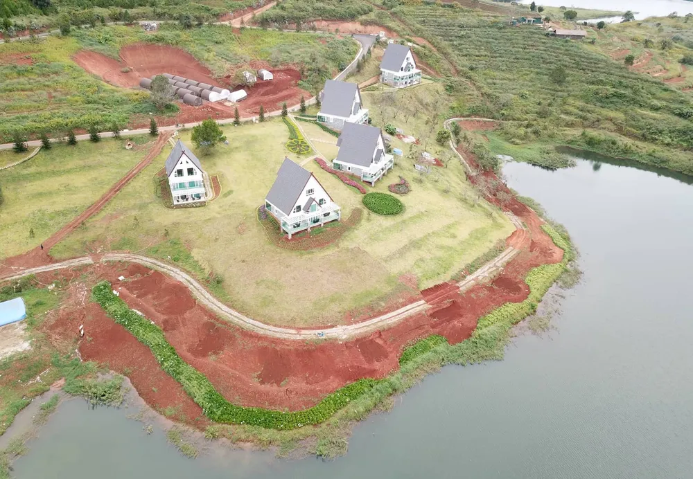 19 nhà gỗ không phép tại KDL Quốc gia hồ Tuyền Lâm đã được di dời ảnh 1