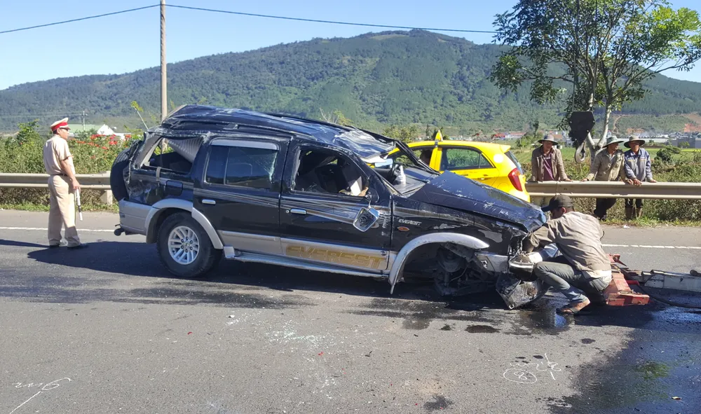 Xe ô tô lộn nhiều vòng trên cao tốc, 1 người chết, 1 người bị thương ảnh 1