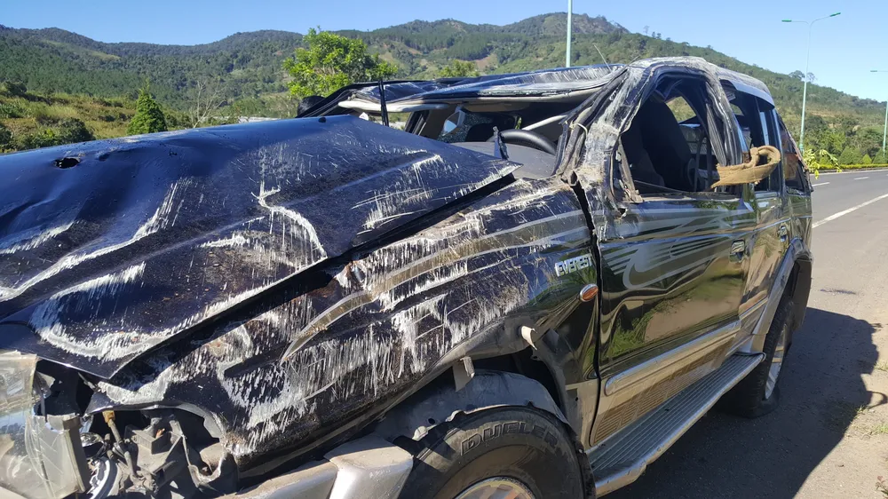 Xe ô tô lộn nhiều vòng trên cao tốc, 1 người chết, 1 người bị thương ảnh 2