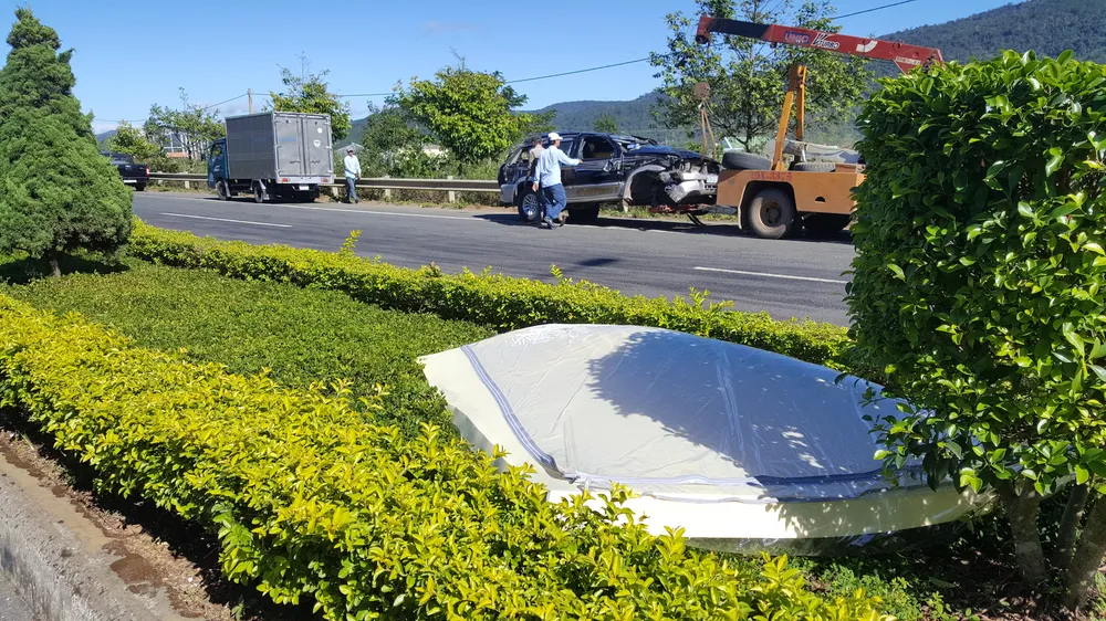 Xe ô tô lộn nhiều vòng trên cao tốc, 1 người chết, 1 người bị thương ảnh 4