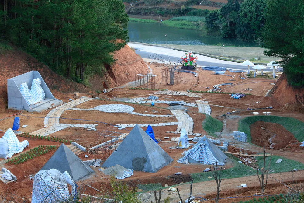 Tháo dỡ công trình trái phép trong dự án nghỉ dưỡng cao cấp tại Đà Lạt ảnh 3 Tháo dỡ công trình trái phép trong dự án nghỉ dưỡng cao cấp tại Đà Lạt ảnh 3