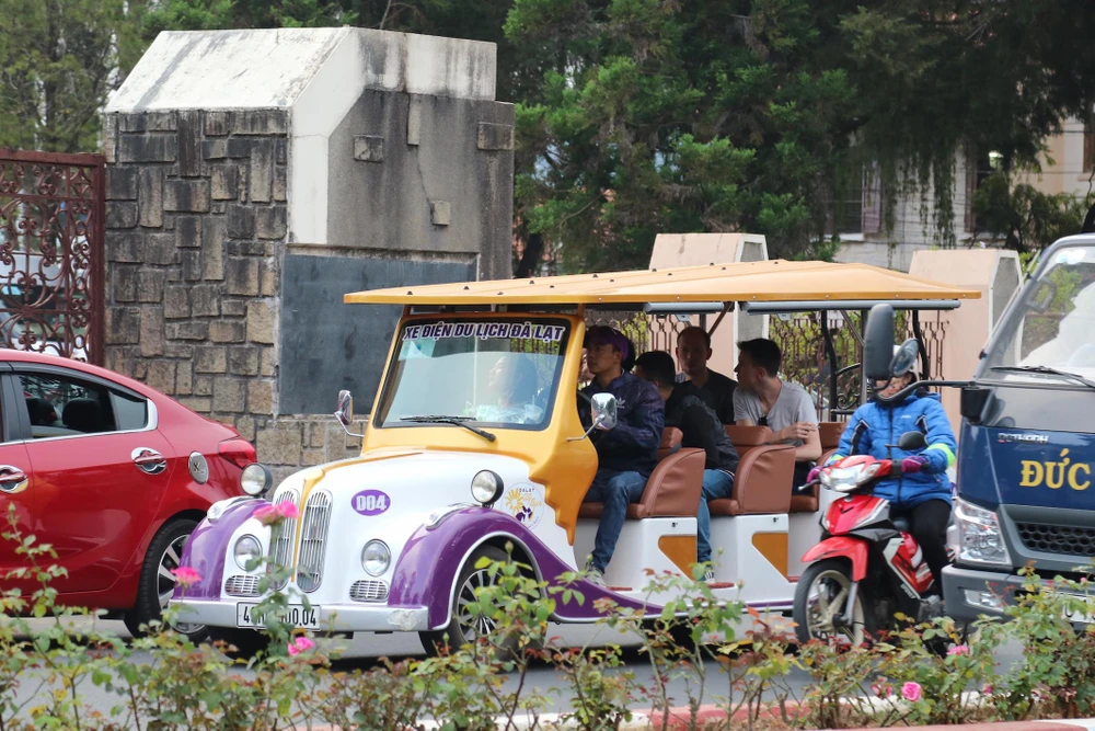 Đường phố Đà Lạt kẹt cứng phương tiện chở khách nghỉ lễ ảnh 10 Đường phố Đà Lạt kẹt cứng phương tiện chở khách nghỉ lễ ảnh 10