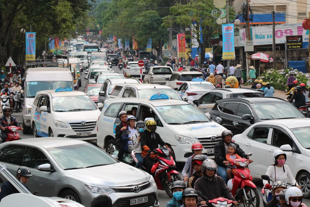 Đường phố Đà Lạt kẹt cứng phương tiện chở khách nghỉ lễ ảnh 6 Đường phố Đà Lạt kẹt cứng phương tiện chở khách nghỉ lễ ảnh 6