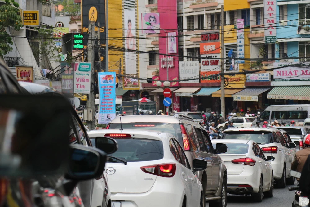 Đường phố Đà Lạt kẹt cứng phương tiện chở khách nghỉ lễ ảnh 2 Đường phố Đà Lạt kẹt cứng phương tiện chở khách nghỉ lễ ảnh 2